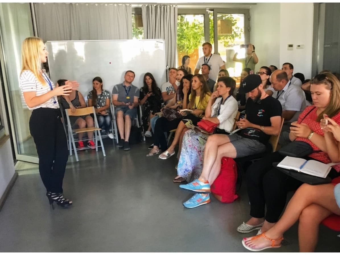 Daria Demchenko leading a founder workshop in Warsaw